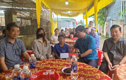 Phó chủ tịch tỉnh Đắk Lắk “thưởng nóng” cho bé trai cứu bạn trong vụ cả gia đình bị sát hại