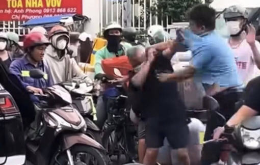 Thanh niên đi ô tô đánh người lớn tuổi giữa đường