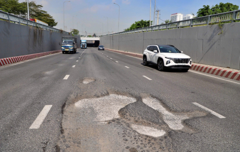 Mặt đường khu vực hầm chui Nguyễn Văn Linh - Nguyễn Hữu Thọ loang lỗ, bong tróc