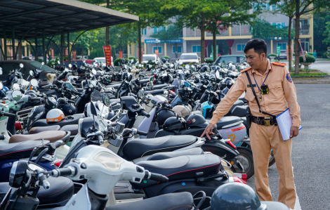 Cảnh sát vào trường xử lý học sinh đi xe máy vi phạm, cha mẹ cũng sẽ liên đới trách nhiệm