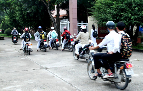 Đi xe máy tốc độ cao, nam sinh đứt gần lìa cẳng chân