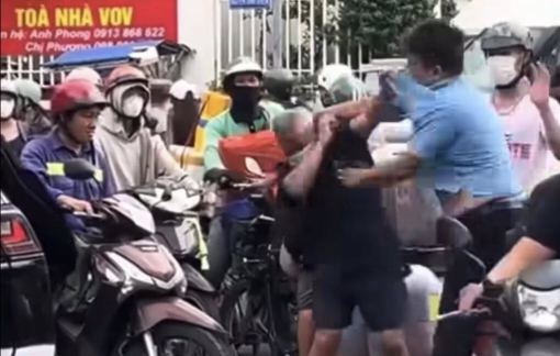 Làm việc với tài xế ô tô đánh người đàn ông lớn tuổi tại ngã tư