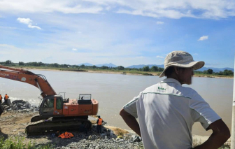 Lật xuồng trong lúc đi hái rau, người chồng bất lực nhìn vợ bị nước cuốn trôi