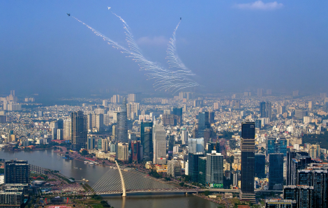 Khoảnh khắc máy bay tiêm kích thả bẫy nhiệt trên bầu trời TPHCM đoạt giải nhất cuộc thi ảnh