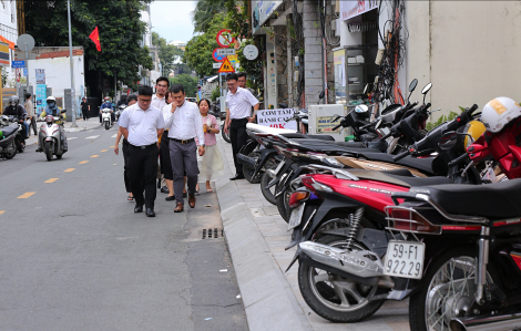 Vỉa hè nhiều tuyến đường ở TPHCM bị tái chiếm, người đi bộ bị đẩy xuống đường
