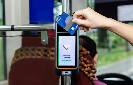 Khách đi xe buýt ở TPHCM đã có thể 'chạm' thanh toán tự động qua thẻ NAPAS