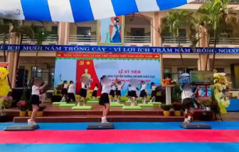 Hãy trả lại Mái trường mến yêu cho những điệu nhảy không hợp tuổi