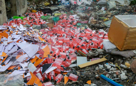 Mỹ phẩm nhãn mác nước ngoài vứt la liệt tại bãi rác ở Hà Nội