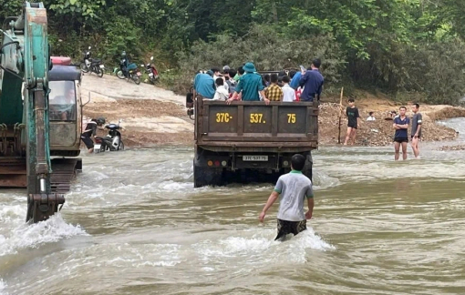 Dùng xe tải chở học sinh “vượt lũ” đến trường