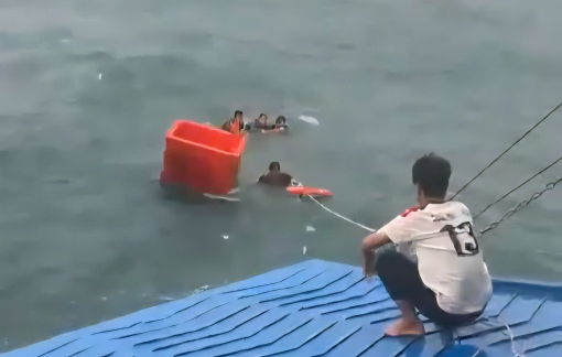 Tàu, phà cao tốc Rạch Giá đi Phú Quốc cứu 4 ngư dân gặp nạn trên biển