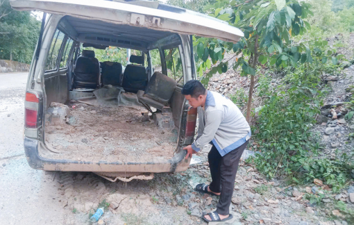 Xe ô tô phải bán sắt vụn sau đêm chở dân chạy lũ, trưởng bản nói 'không hối hận'