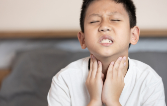 Xử trí thế nào khi trẻ hóc dị vật và uống nhầm hóa chất?