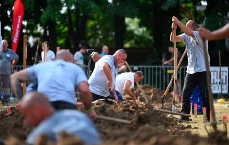 Độc lạ cuộc thi đào mộ thu hút nhiều người tham dự