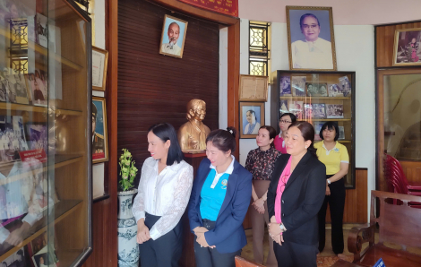 Lãnh đạo Hội LHPN TPHCM thắp hướng tưởng nhớ Nữ tướng Nguyễn Thị Định