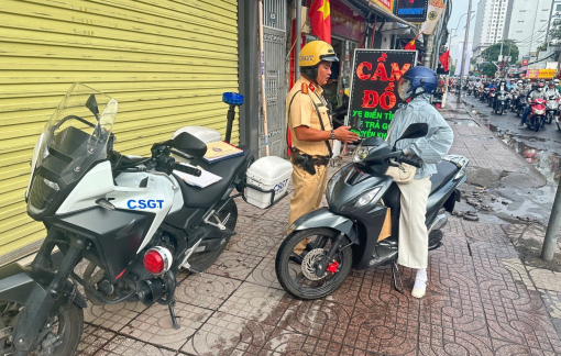 CSGT TPHCM xử lý nghiêm người lái xe máy leo lên vỉa hè để di chuyển