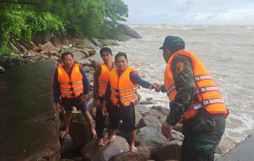 Cứu 4 ngư dân bị lốc xoáy đánh chìm tàu trên biển ở Cà Mau