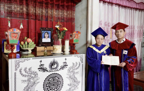 Nghẹn lòng khoảnh khắc mẹ nữ sinh Quảng Trị mặc áo cử nhân nhận bằng tốt nghiệp cho con bên bàn thờ