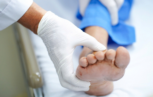 Mổ lấy dị vật bị bỏ quên cho thầy giáo sau vài tháng bị tai nạn