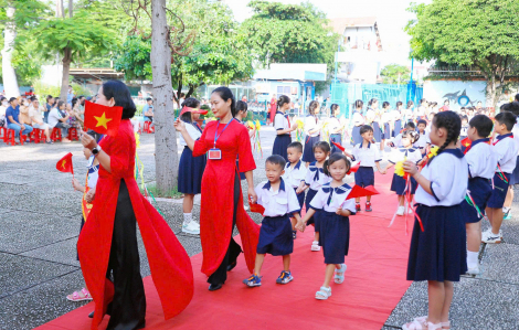 Lớp Một: Nỗi lo của phụ huynh, áp lực của con trẻ