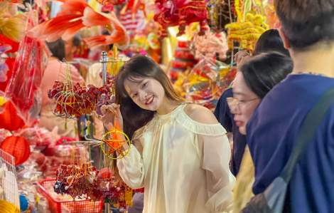 Phố Hàng Mã đông nghịt người đi chơi Trung thu sớm