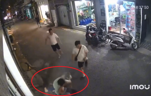 Xôn xao clip 1 thanh niên bị 2 đối tượng đuổi đánh, nằm bẹp trên đường