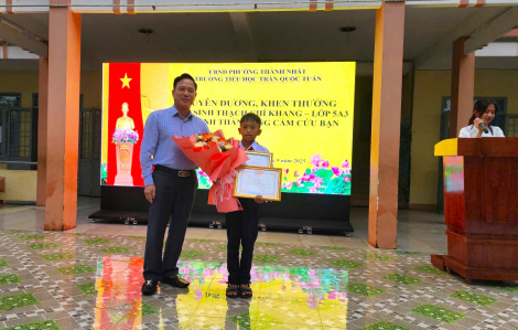 Nam sinh lớp 5 ở Đắk Lắk dũng cảm cứu bạn trong vụ thảm án được khen thưởng