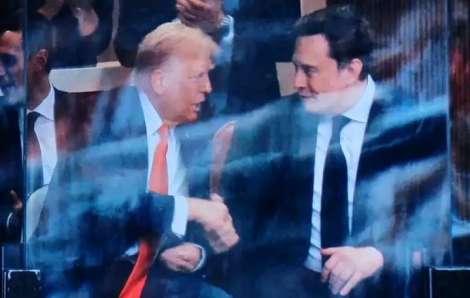 Tổng thống Donald Trump và tỷ phú Elon Musk bắt tay, hàn gắn sau cuộc chia rẽ ồn ào