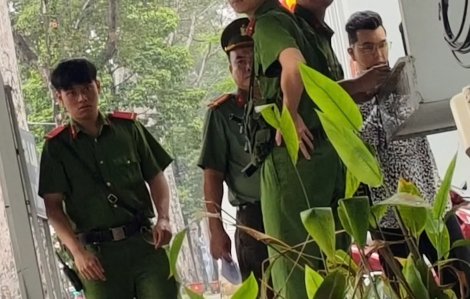 Ca sĩ Ưng Hoàng Phúc đến trụ sở Công an TPHCM làm việc