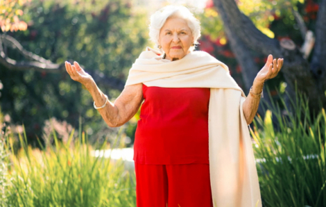 Những cụ bà 100 tuổi vẫn làm việc