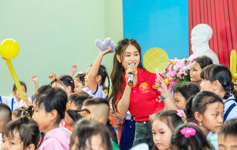 Cô gái trẻ hát về Tổ quốc