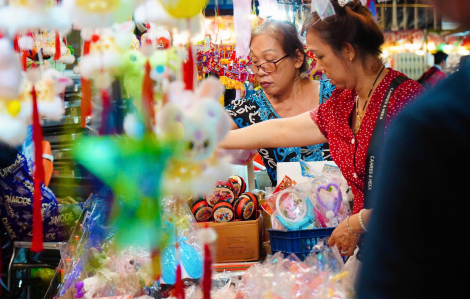 Phố lồng đèn Lương Nhữ Học rực rỡ sắc màu, thu hút đông đảo người dân và du khách dịp trung thu