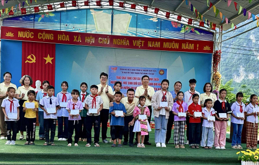 Đoàn đại biểu trí thức TPHCM trao quà an sinh tại Cao Bằng trong hành trình về nguồn