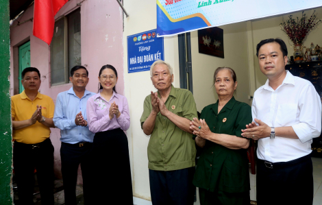 Bàn giao nhà đại đoàn kết cho gia đình cựu chiến binh có hoàn cảnh khó khăn