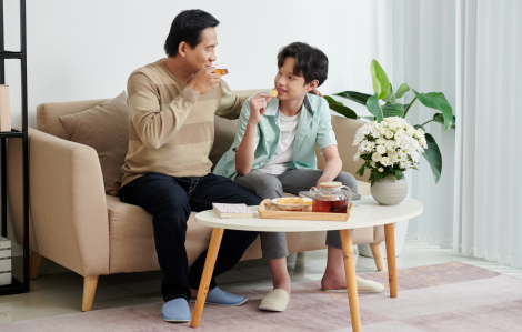 Dậy sớm uống trà với ba