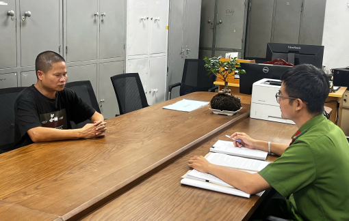 Bắt nhóm đối tượng xả trộm chất thải xuống sông Tô Lịch