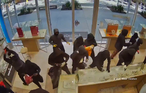 Băng nhóm xông vào tiệm vàng ở Mỹ, cướp đi số trang sức trị giá 1 triệu USD