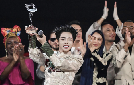 Ca sĩ Đức Phúc nhận Bằng khen của Thủ tướng Chính phủ