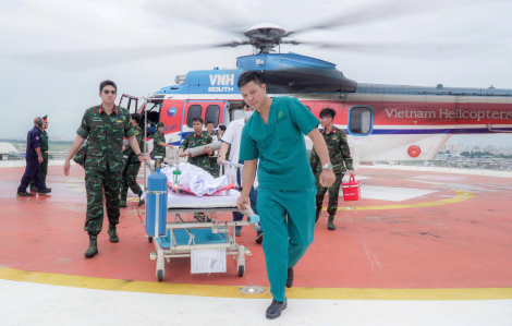 Dùng trực thăng đưa ngư dân bị đa chấn thương vào đất liền cấp cứu