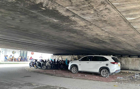 Nhiều gầm cầu ở TPHCM bị chiếm dụng làm bãi giữ xe, buôn bán