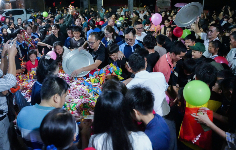 Trẻ em vùng lũ Nghệ An háo hức phá cỗ Trung thu sớm