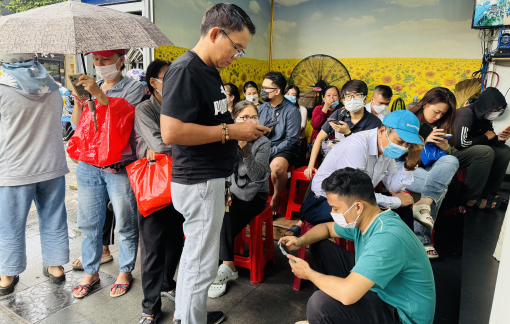 Giá vàng tăng, người dân lại xếp hàng chờ mua