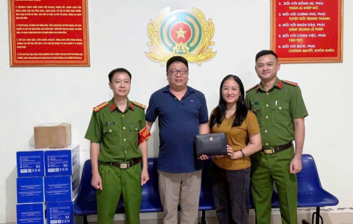 Nhặt được túi xách có gần 400 triệu đồng, thiếu tá công an tìm, trả lại cho người đánh rơi
