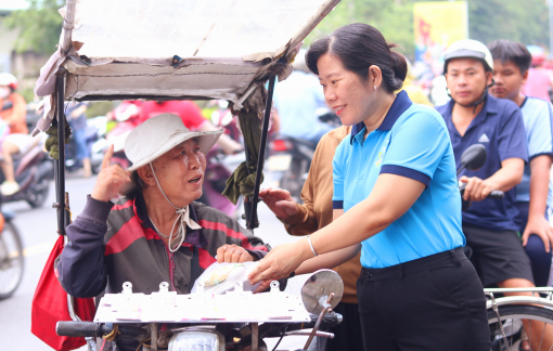 Phụ nữ phường Tân Thới Hiệp thực hiện chương trình “10.000 suất ăn yêu thương”