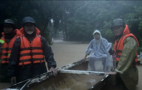 Công an TP Huế đội mưa trong đêm cứu người dân mắc kẹt do nước ngập sâu