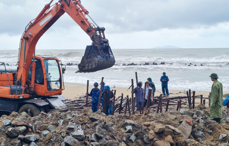 Hàng trăm người đội mưa gia cố đê biển bị sạt lở ở Hà Tĩnh