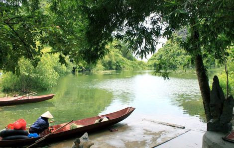 Lối nhỏ dẫn ra sông xanh