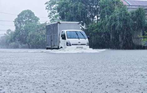Nghệ An mưa trắng trời, đường phố ngập sâu trước bão số 10