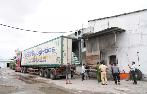 Phát hiện xe đầu kéo chở 30 tấn sản phẩm động vật không rõ nguồn gốc