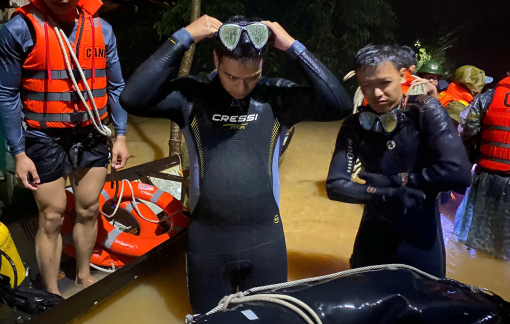 Nỗ lực tìm kiếm một phụ nữ bị nước cuốn trôi ở Huế