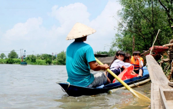 Qua sông đi học